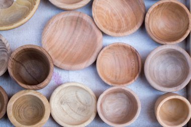 Kahverengi ahşaptan yapılmış boş kaseler