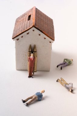 Heykelcik modeli ve madde işareti olarak karşı savaş fotoğraf kavramsal