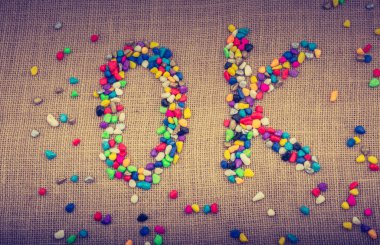 Renkli çakıl kelime tuval zemin üstünde Ok formu