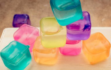 Kahverengi arka planda sahte renkli buz küpleri