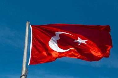 Türk ulusal bayrağı açık havada bir direğe asılı