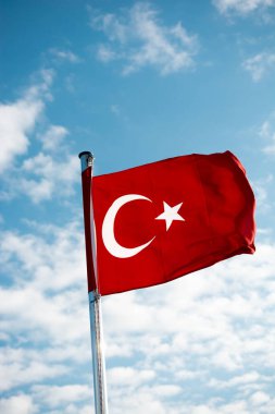 Türk ulusal bayrağı açık havada bir direğe asılı