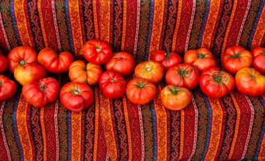 Gıda geçmişi konsepti için markette taze kırmızı domates.