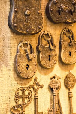 Anahtarları Retro tarz ve kilitleri bir duvarda asılı
