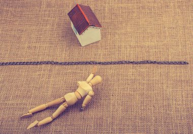 Adam heykelcik ve bir tuval zinciri hatta ötesinde bir Model ev