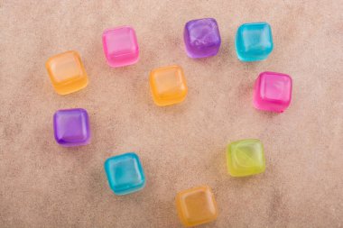 Kahverengi arka planda sahte renkli buz küpleri