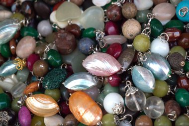 Çeşitli renkte renkli boncuklar.