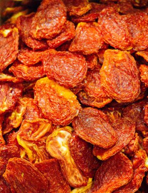 Kurutulmuş kırmızı domatesler indirimde.