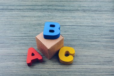 Erken eğitim kavramı için alfabe ABC tahta harfler