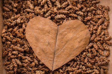 Brown form kalp şeklinin kahverengi zemin üzerine bırakır.