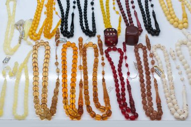 Çeşitli renkte tespih seti