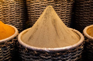 Geleneksel Türk Baharat Pazarı 'nda doğulu renkli baharatlar