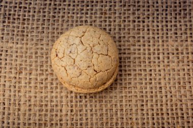 Keten bir tuval üzerine elinde Türk badem çerez