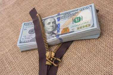 Banknot bizden dolar ve kahverengi bir fermuar paket