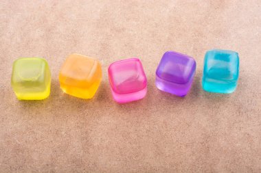 Kahverengi arka planda sahte renkli buz küpleri