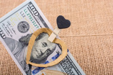 Benjamin Franklin 'in 100 dolarlık banknottaki yüzünü kapat.