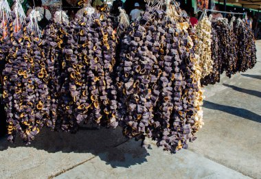 Türk tarzı kurutulmuş patlıcanlar tezgahta asılı duruyor