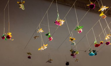 Çiçek sanatı sokak süsü olarak renkli yapay çiçeklerden yapılmıştır.