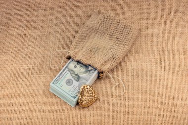 kalp ikonu demeti ABD doları keten bir tuval üzerine yerleştirilmiş