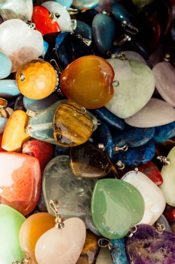 Kalp şeklinde, arka plan olarak görünen yarı değerli taşlar