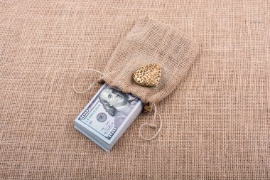 kalp ikonu demeti ABD doları keten bir tuval üzerine yerleştirilmiş