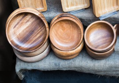 Tahta boş kaseler yemek yemek için kullanılır.