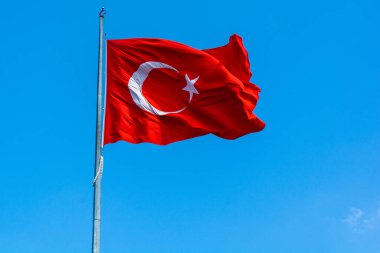 Türk ulusal bayrağı açık havada bir direğe asılı