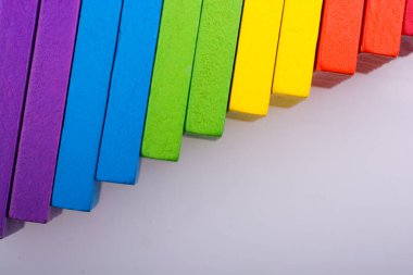 Beyaz arkaplanda renkli Domino Blokları