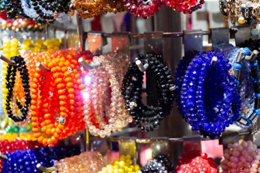 Boncuklu çok renkli bilezikler.