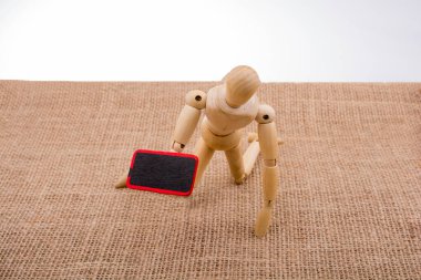 Tahtadan adamın elinde bir hakları Kurulu ile dizlerinin üzerinde