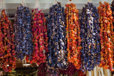 Baharat pazarında kurutulmuş biber, patlıcan ve renkli baharatlar.