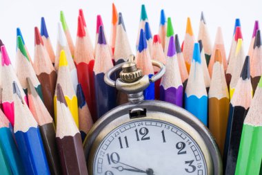 Retro tarzı klasik cep saati ve renk kalem beyaz arka plan üzerinde