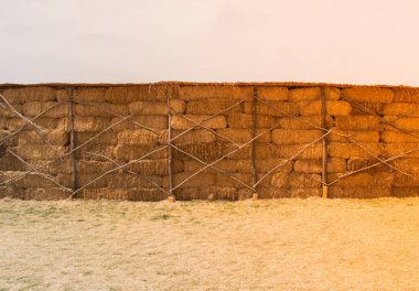 Saman balyaları dışarıda bir duvar oluşturur.