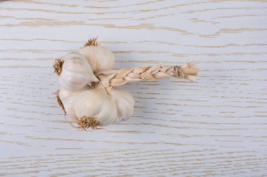 Ahşap dokusu üzerinde yerleştirilen sarımsak karanfil
