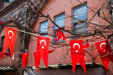 Sokağın ortasında asılı Türk bayrağı açık havada