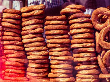 Manzarada Türk maymunu / simidi atıştırıyor