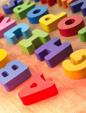 Tahtadan yapılmış renkli alfabe harfleri