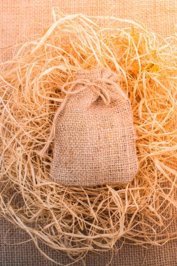 Saman tuval zemin üzerine yerleştirilmiş çuval