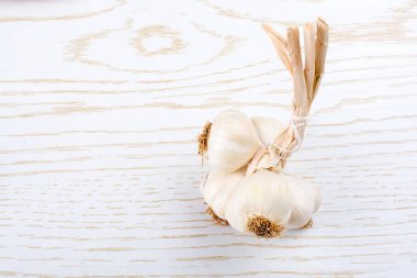 Tahta bir dokuda karanfil sarımsak görünüyor.
