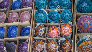 Pazar 'da geleneksel Türk seramik tabakları