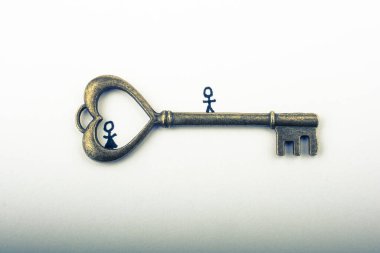 Minik sopa adam ve kalp şeklindeki anahtar beyaza