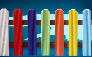 Dekoratif renkli ahşap çitin bir kısmını kapatın.