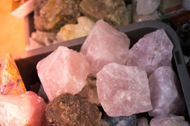 Belli bir tipte doğal mineral değerli taşlar.