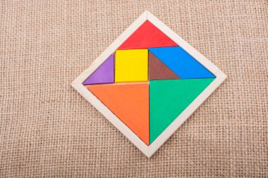 Kare tangram bulmacasının renkli parçaları