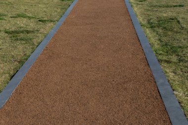 Görünürde bir parkta lastik koşu yolu