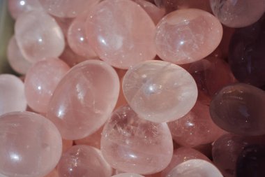 Mineral kaya numunesi olarak Rose Quartz 'ın değerli taşı yuvarlandı