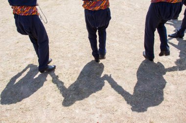 Türk erkeği ve binicisi etnik kıyafet örnekleri