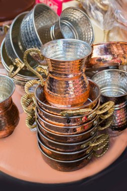 Yeni metal tavalar yemek takımı olarak