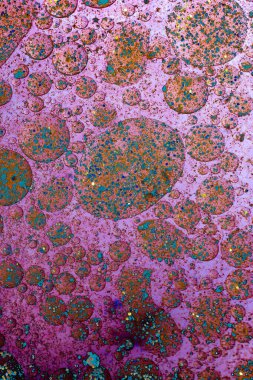 Su tabanında hava ve yağ kabarcıkları şekilleniyor