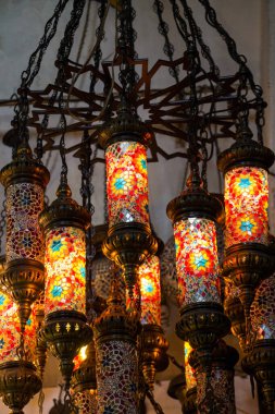 İstanbul 'daki Büyük Pazar' dan Mozaik Osmanlı lambaları